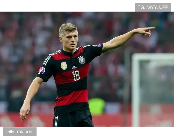 克罗斯持续稳定发挥，重塑赛场影响力并推动足球文化变革